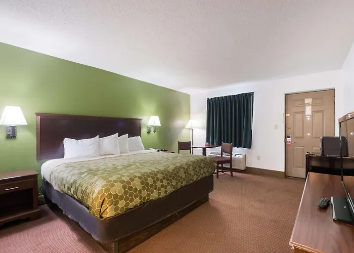 Econo Lodge Inn & Suites East