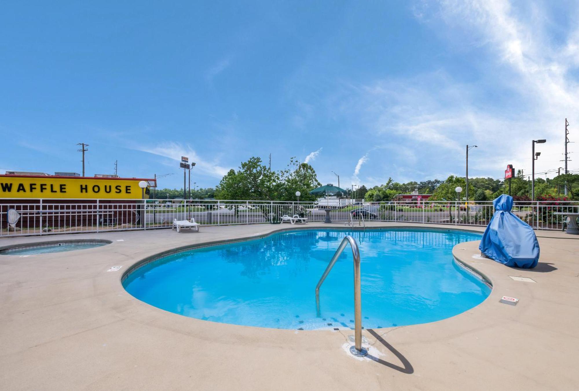 Hotel Econo & East 2*